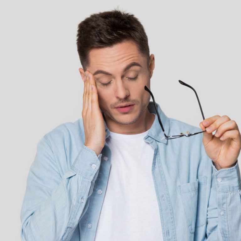 mal-di-testa-occhiali