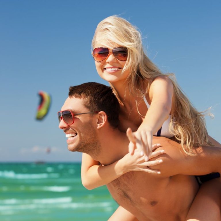 occhiali-da-sole-in-spiaggia